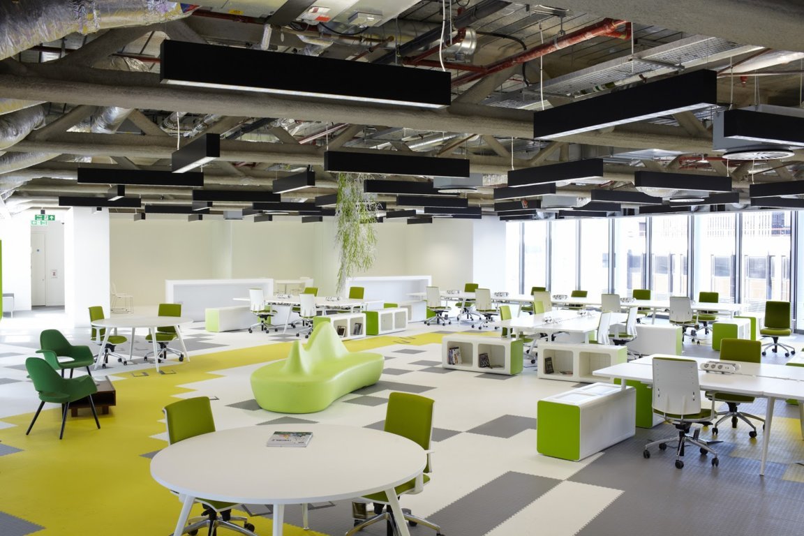 Thiết kế nội thất văn phòng hiện đại với điểm nhấn màu sắc nổi bật. 