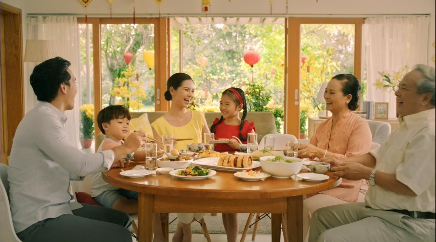 Nên chọn mẫu bàn ăn mà mọi người trong gia đình có thể dễ dàng giao lưu với nhau. 